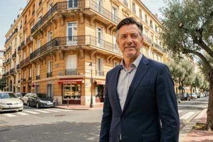 Agent immobilier devant un immeuble haussmannien à Marseille dans un arrondissement prisé pour l'investissement immobilier