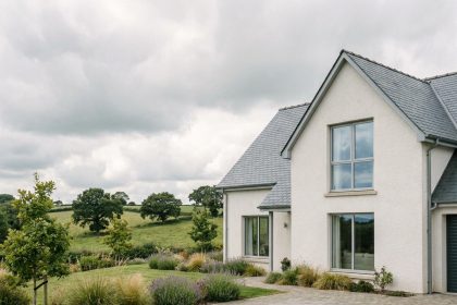 Maison neuve en Bretagne avec toiture ardoise et jardin paysager, illustration des avantages de l'immobilier neuf en région bretonne