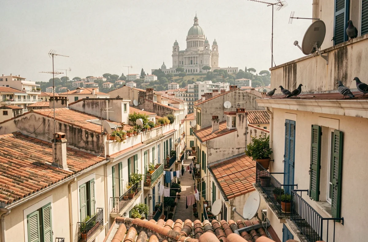 Vue panoramique des toits d'un arrondissement résidentiel de Marseille illustrant le marché immobilier et les prix au m²